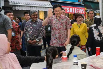 Perdana Menteri merangkap Menteri Kewangan, Encik Lawrence Wong (tiga dari kanan), bersama (dari kanan) Menteri Negara (Ehwal Dalam Negeri merangkap Pembangunan Negara), Profesor Madya Dr Muhammad Faishal Ibrahim; Anggota Parlimen GRC Jalan Besar, Cik Denise Phua; dan Pengerusi One Kampong Gelam, Encik Zaki Maarof, menjayakan acara majlis iftar beramai-ramai di Kampong Gelam yang turut dihadiri 1,000 peserta.