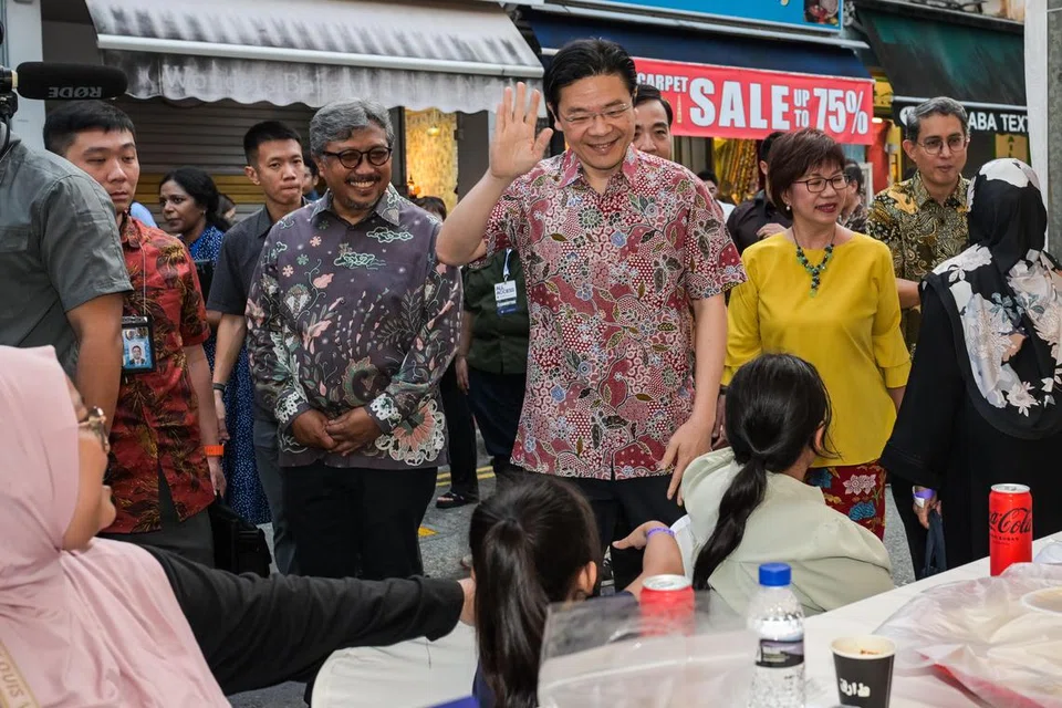 Perdana Menteri merangkap Menteri Kewangan, Encik Lawrence Wong (tiga dari kanan), bersama (dari kanan) Menteri Negara (Ehwal Dalam Negeri merangkap Pembangunan Negara), Profesor Madya Dr Muhammad Faishal Ibrahim; Anggota Parlimen GRC Jalan Besar, Cik Denise Phua; dan Pengerusi One Kampong Gelam, Encik Zaki Maarof, menjayakan acara majlis iftar beramai-ramai di Kampong Gelam yang turut dihadiri 1,000 peserta.