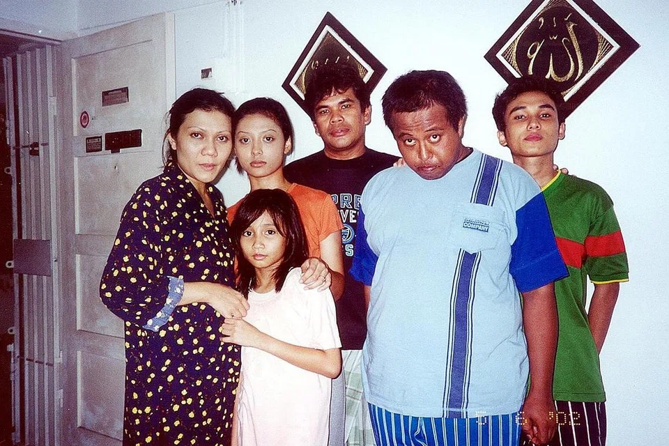 MAHU KEMBALI BERLAKON: Zamberi Abdul Patah (dua dari kanan) yang menghidupkan watak selaku 'Cik Leh' dalam drama Jeritan Sepi, suatu ketika dulu bersama barisan pelakon termasuk Mastura Ahmad (kiri). - Foto fail