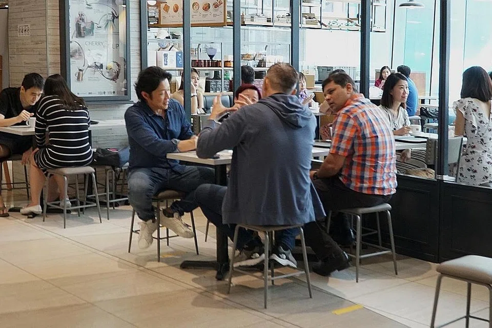 LEBIH RAMAI GOLONGAN PEKERJA: Lebih ramai golongan pekerja yang dilihat makan di luar bersama pada waktu makan tengah hari semalam, sedang sekatan makan di luar mula dilonggarkan. - Foto BH oleh KHALID BABA