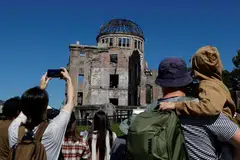 Pelawat memperingati mangsa bom atom dan berpeluang melihat Kubah Bom Atom dari dekat, yang dipulihara di Taman Peringatan Keamanan Hiroshima, Jepun.