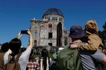 Pelawat memperingati mangsa bom atom dan berpeluang melihat Kubah Bom Atom dari dekat, yang dipulihara di Taman Peringatan Keamanan Hiroshima, Jepun.