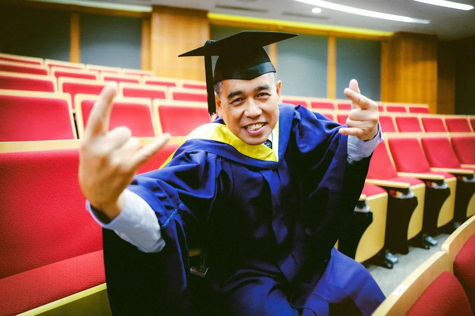 Encik Khaider Khalid
Encik Khaider, 60 tahun dengan bersemangat kembali ke sekolah selepas menyaksikan rakan-rakannya bertarung dengan masalah kesihatan disebabkan proses penuaan. Beliau yang merupakan siswazah tertua Universiti Nasional Singapura (NUS) bagi kelas 2024, ingin memahami tentang penjagaan kesihatan dengan lebih baik, justeru mengambil keputusan belajar tentang kejururawatan. Biarpun rakan pelajar lain lebih muda daripadanya, namun beliau anggap ia sebagai pengalaman menarik, dan mereka saling belajar antara satu sama lain.