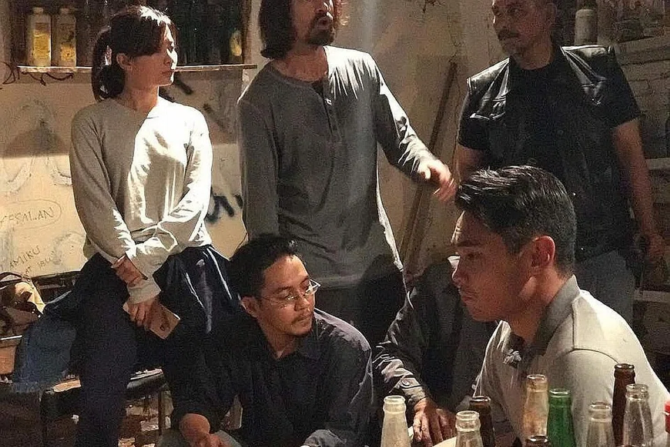 KENANGAN BERAKSI DALAM DO(S)A: Salah satu babak melibatkan Shenty Feliziana (belakang, paling kiri) bersama Ashraf Sinclair (sebelah Shenty) dan Hisyam Hamid (depan, paling kanan). - Foto ihsan SHENTY FELIZIANA