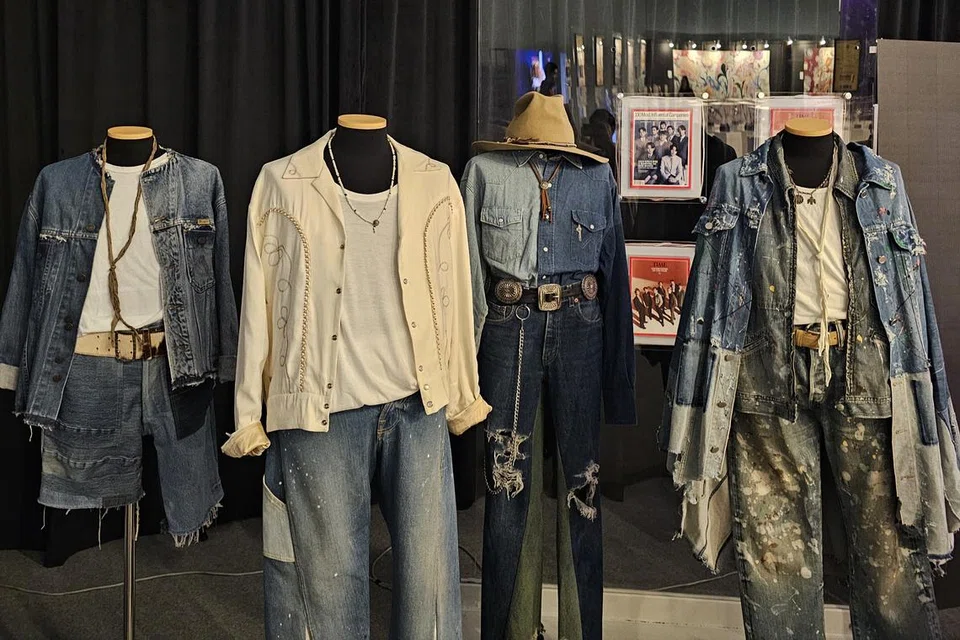 Pengunjung ke pameran BTS X James Jean: Seven Phases boleh melihat koleksi pakaian yang digunakan semasa persembahan BTS dari jarak dekat.