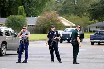 Pegawai polis menyekat jalan selepas beberapa pegawai ditembak. di Baton Rouge, Louisiana, pada 17 Julai 2016. 