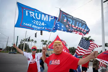 
Penyokong Presiden Amerika Syarikat yang baru dipilih, Encik Donald Trump, meraikan kemenangannya dalam Pilihan Raya Presiden Amerika 2024 di West Palm Beach, Florida, pada 6 November. 