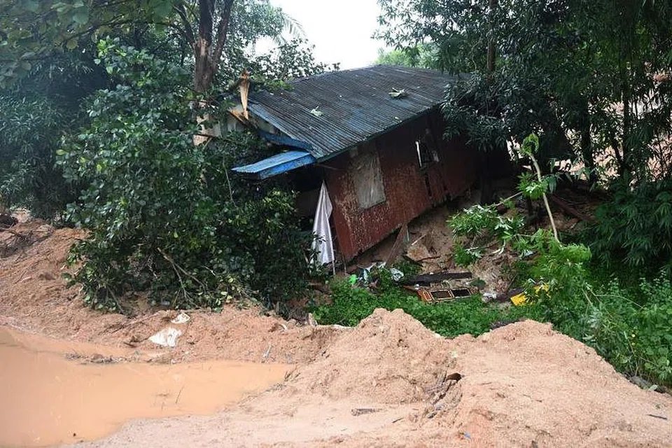 TANAH RUNTUH: Sebuah rumah musnah akibat kejadian tanah runtuh di kampung Mutkyi di perbandaran Paung, negeri Mon di Myanmar. Kejadian tanah runtuh di negeri Mon pada 9 Ogos lalu mengakibatkan banjir teruk di kawasan berhampiran, adakalanya mencapai bumbung rumah dan pokok. - Foto Ye Aung Thu/AFP.