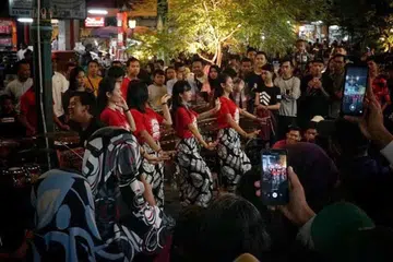 Kumpulan angklung berserta penari mengadakan persembahan yang cukup bertenaga untuk para pengunjung.