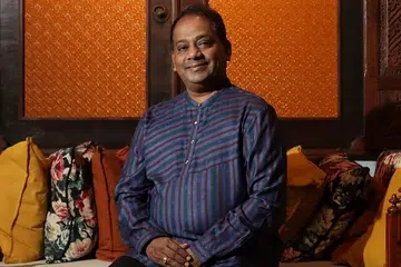 PEJUANG TARIAN TRADISIONAL INDIA: Penerima Pingat Budaya 2022, Encik Aravinth Kumarasamy, sering mengilhamkan sesuatu yang inovatif dalam tarian tradisional India agar ia kekal relevan untuk diteruskan warisannya oleh generasi muda. - Foto BH oleh GIN TAY