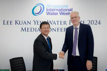 Penerima Anugerah Air Lee Kuan Yew 2024, Profesor Gertjan Medema (kanan), bersama Ketua Pegawai Eksekutif (CEO) agensi air negara PUB, Encik Ong Tze-Ch’in, di Sidang Media Anugerah Air Lee Kuan Yew 2024 pada 16 April 2024. 