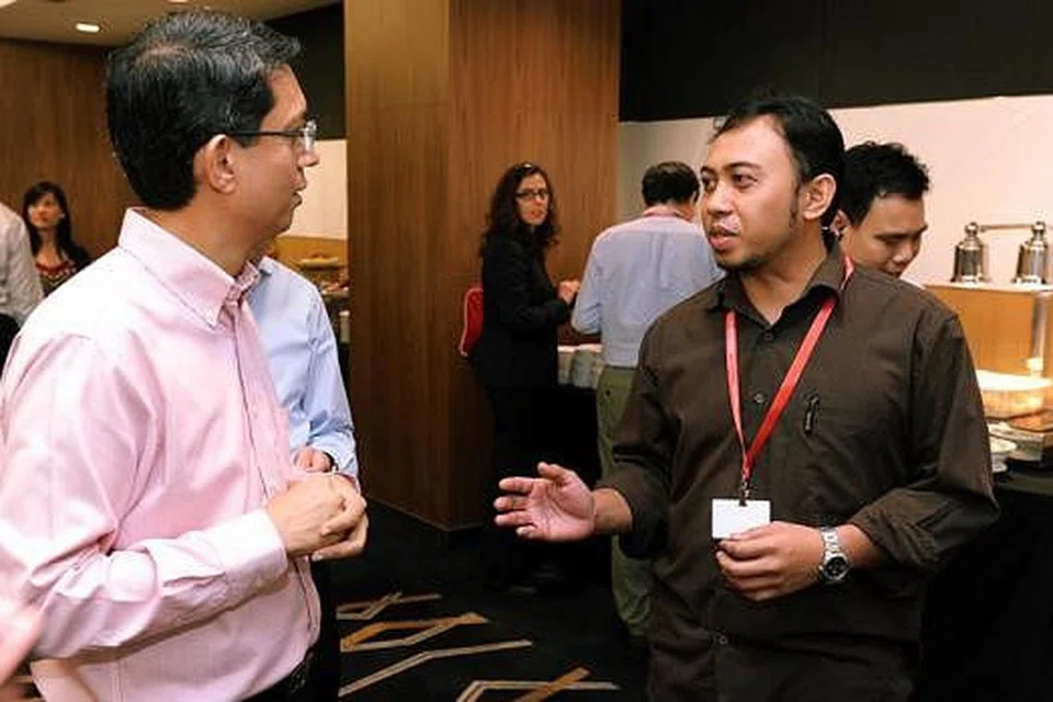 PAMERAN KERJAYA MARITIM: Dr Faishal (kiri) beramah mesra dengan Encik Shamsuri dan mendengarkan pengalaman beliau menukar laluan kerjaya. - Foto MPA