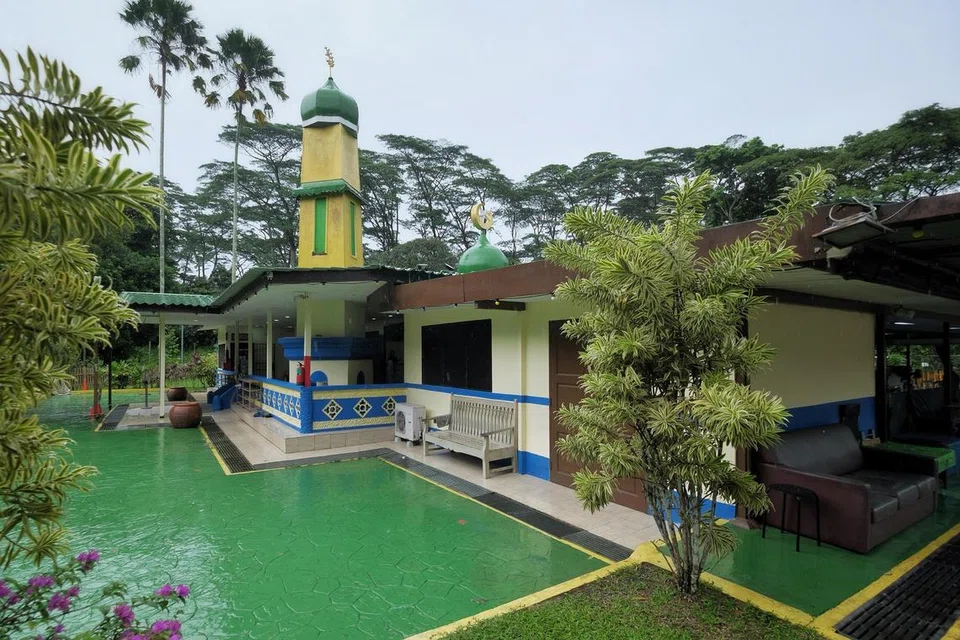 Masjid Petempatan Melayu Sembawang di Jalan Mempurong dibina pada 1963.