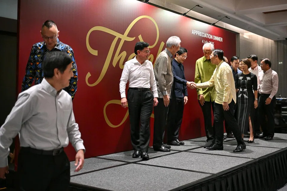 Perdana Menteri, Encik Lawrence Wong, yang juga Setiausaha Agung PAP, berjabat tangan dengan mantan Menteri di Pejabat Perdana Menteri dan Menteri Kedua (Pendidikan merangkap Ehwal Luar), Dr Mohamad Maliki Osman, di majlis penghargaan buat mantan Anggota Parlimen (AP) Parti Tindakan Rakyat (PAP) pada 4 Julai di bangunan Parlimen.