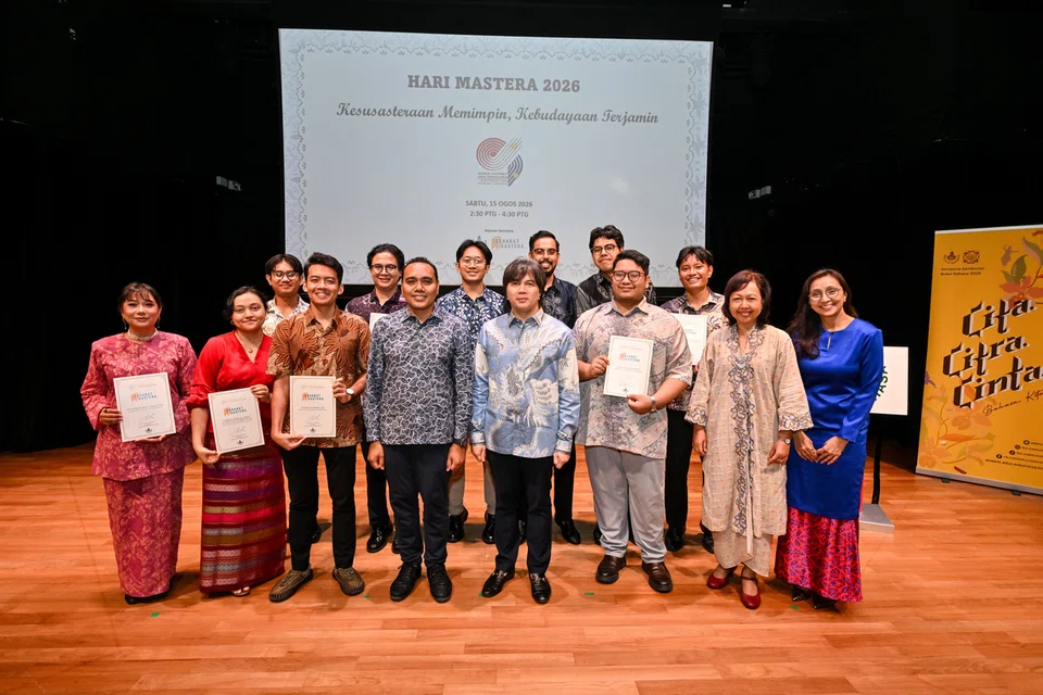 Menteri Negara (Ehwal Luar merangkap Ehwal Dalam Negeri), yang juga Pengerusi Majlis Bahasa Melayu Singapura (MBMS), Encik Zhulkarnain Abdul Rahim (barisan depan,empat dari kiri); dan Pensyarah Kanan di Jabatan Pengajian Melayu, Universiti Nasional Singapura (NUS), yang juga Timbalan Pengerusi MBMS dan Ketua Perwakilan Mastera, Singapura, Dr Azhar Ibrahim Alwee (barisan depan, empat dari kanan); semasa acara Hari Mastera 2026 di auditorium Taman Warisan Melayu pada 15 Ogos.