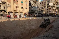 Jentera penggali sedang menggali di tapak yang dipercayai terdapat mayat tebusan Israel di kawasan Bandar Hamad, Khan Younis, di selatan Gaza. 