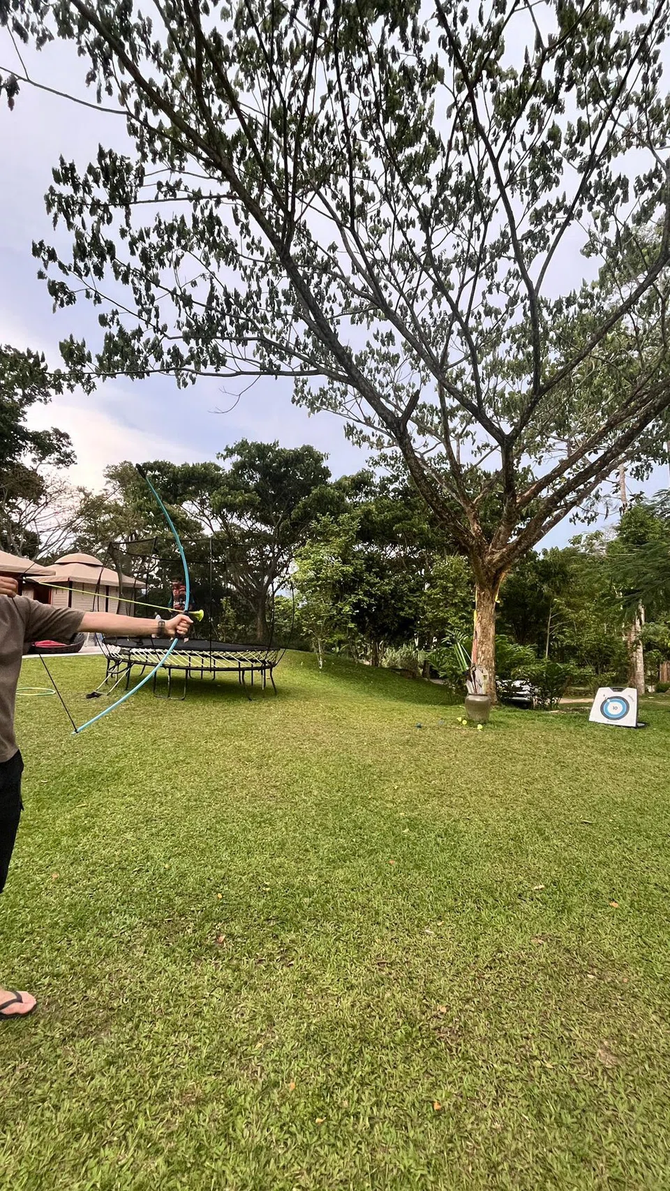 Suami penulis, Encik Danial Loke Zhi Weng, melakukan kegiatan memanah di Tiarasa Escapes yang terletak di Janda Baik, Pahang, Malaysia.