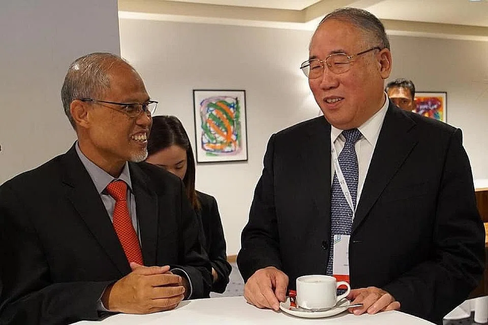 PELUANG BERTEMU: Encik Masagos Zulkifli (kiri) melahirkan rasa gembira dapat bertemu Encik Xie Zhenhua di Krakow, Poland. Encik Xie merupakan Wakil Khas China bagi Ehwal Perubahan Iklim. - Foto FACEBOOK MASAGOS ZULKIFLI