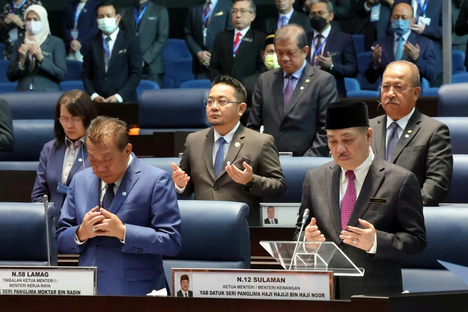 KAWAN JADI LAWAN: Ketua Menteri Sabah, Datuk Seri Hajiji Noor (depan, kanan), bersama Datuk Seri Bung Moktar Radin (kiri), yang pernah menjadi Timbalan Ketua Menteri Sabah sebelum dipecat kerana terlibat dalam ‘Langkah Kinabalu’ pada awal 2023 dalam satu cubaan gagal untuk menjatuhkan kerajaan pimpinan Datuk Hajiji.
