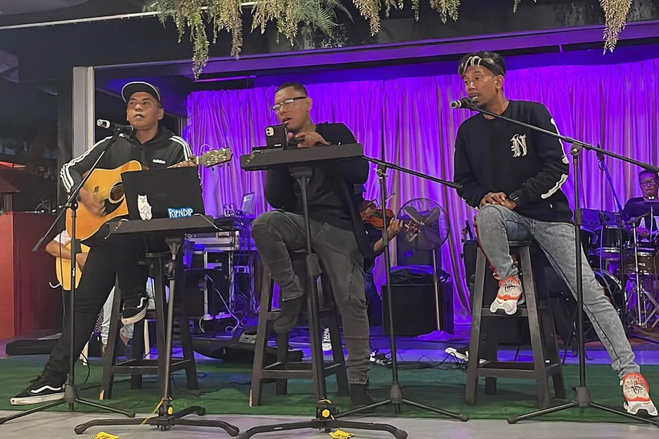 HIBURAN BERSAMA ARTIS: Ryzall Noh (kanan) bersama teman-teman seperti Fuad Rahman (tengah) dan Ariff Shamsuddin turun 'kandang' Gallop Kranji Farm resort untuk menghiburkan pelanggan. - Foto BH oleh RUBIAH MOHD