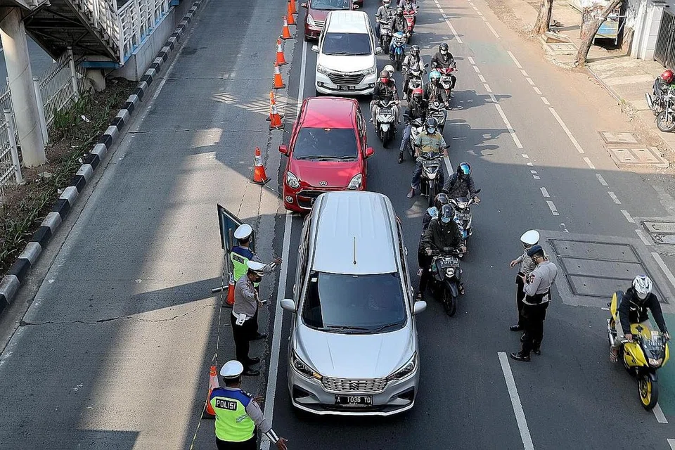 KAWALAN PIHAK BERKUASA: Anggota polis mengadakan sekatan jalan raya di Jakarta, semalam, sedang pemerintah melanjutkan perintah sekatan tahap empat hingga 9 Ogos ini. - Foto EPA-EFE