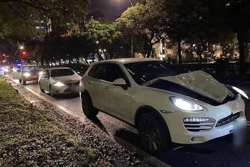 KEMALANGAN DI TAIWAN: Warga Singapura itu telah menyeberang jalan di mana pejalan kaki tidak dibenarkan apabila beliau dilanggar SUV Porsche putih di sepanjang Jalan Selatan Dunhua di Taipei. - Foto JABATAN POLIS BANDARI TAIPEI