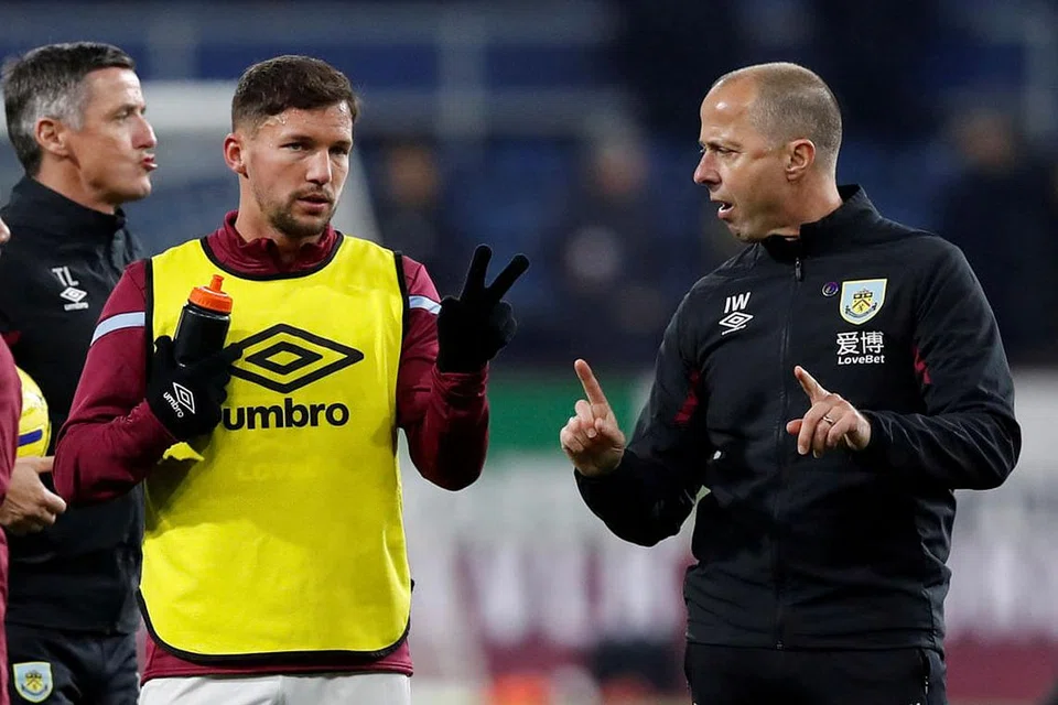 TIADA SIMPTON: Penolong pengurus Burnley, Ian Woan (kanan), bersama pemain Danny Drinkwater selepas satu latihan pada December lalu. Woan dijangkita Covid-19 tetapi tidak menunjukkan simptom. - Foto fail REUTERS