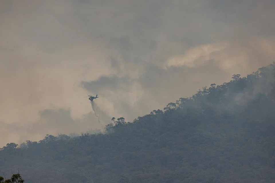 Anggota bomba memerangi kebakaran belukar di Halls Gap di wilayah Grampians di Victoria di Melbourne, Australia, pada 27 Disember 2024. 