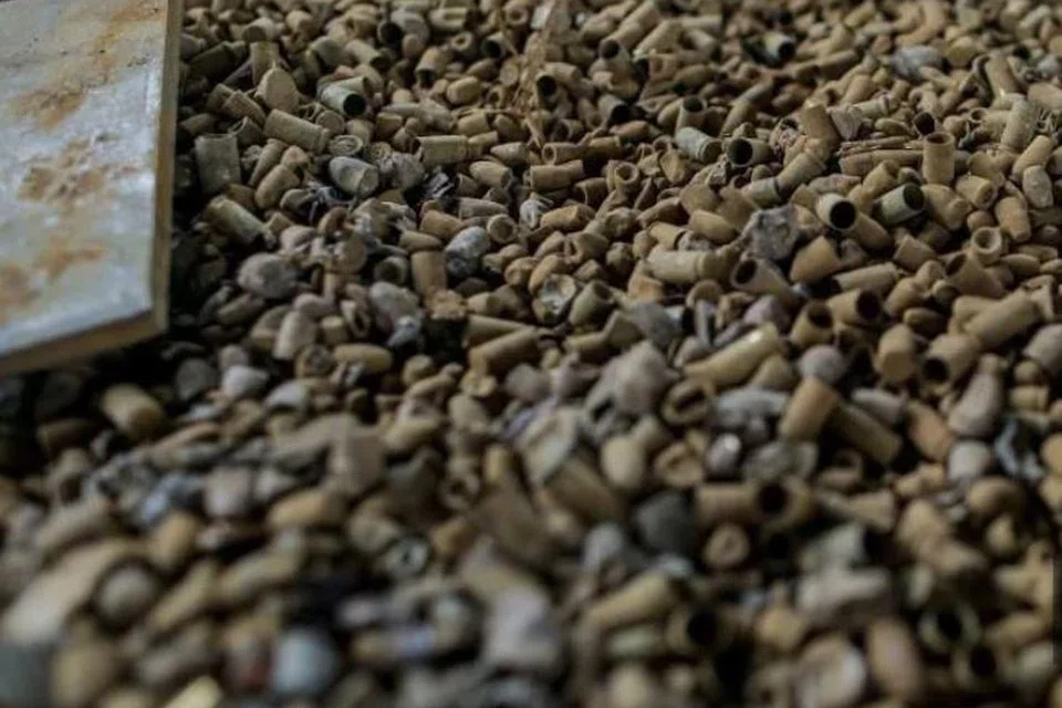 Kelongsong dan peluru yang ditemui untuk diproses menjadi tembaga dalam satu operasi di sebuah kilang pelupusan barang buangan dan sisa elektronik haram di Telok Panglima Garang, Selangor.