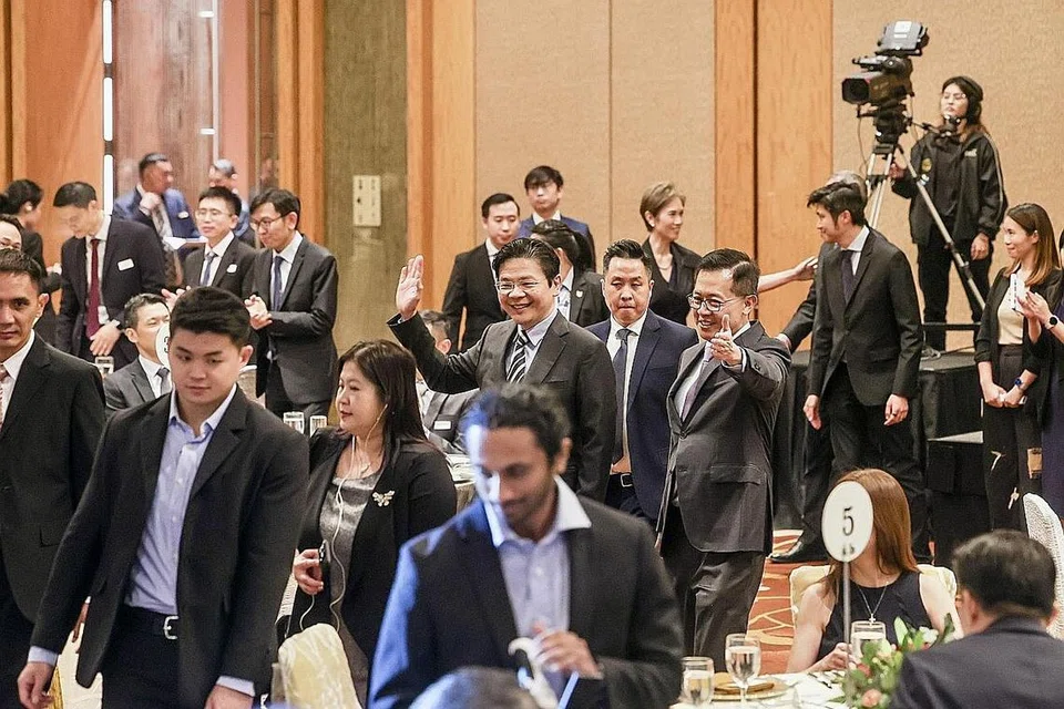 KEPERCAYAAN PERLU DIPUPUK: Timbalan Perdana Menteri, Encik Lawrence Wong menyambut tetamu semasa Majlis Makan Malam Pelantikan & Kenaikan Pangkat Perkhidmatan Pentadbiran 2023 pada Mac lalu. Encik Murali Pillai berkata kepercayaan terhadap pemerintah tidak boleh diandaikan, sebaliknya perlu dibina dan dipupuk dengan teliti. - Foto fail ST