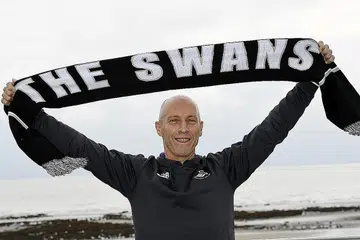 DIPECAT: Pengurus Swansea City, Bob Bradley, semasa baru memulakan tugasnya di kelab tersebut. - Foto REUTERS