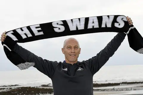 DIPECAT: Pengurus Swansea City, Bob Bradley, semasa baru memulakan tugasnya di kelab tersebut. - Foto REUTERS