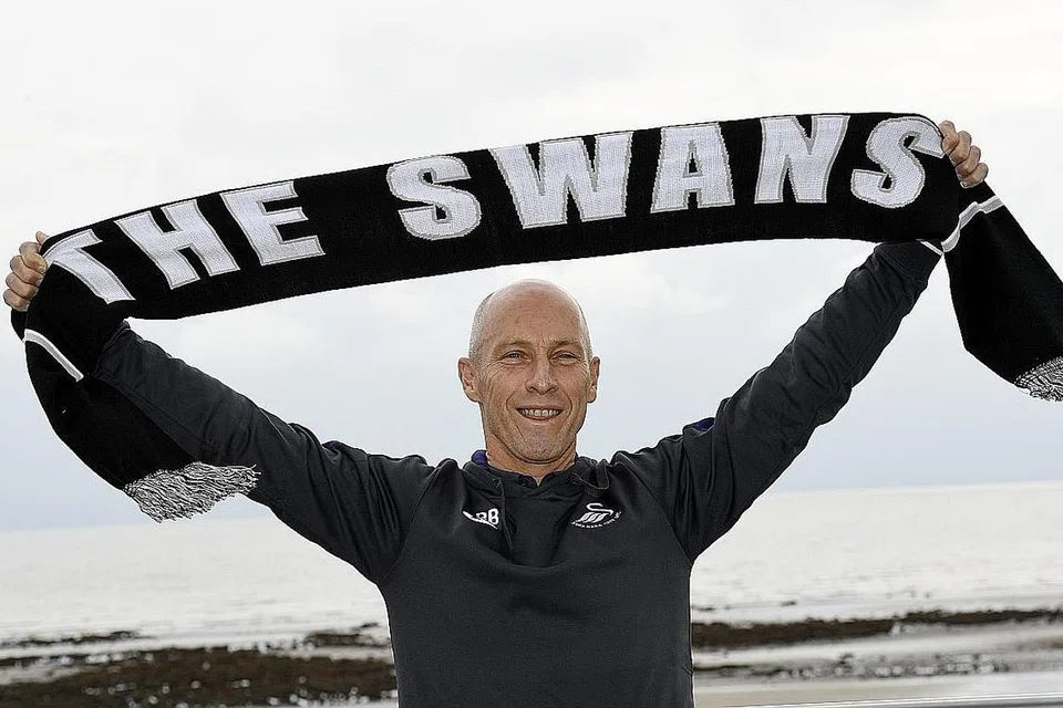 DIPECAT: Pengurus Swansea City, Bob Bradley, semasa baru memulakan tugasnya di kelab tersebut. - Foto REUTERS