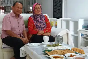 ORANG SEMBAWANG: Encik Abdolah bersama isterinya, Cik Siti Delima Abdul Jamil, kini masih tinggal di kawasan utara Singapura, di Jalan Mata Ayer, selepas membesar di Kampung Wak Hassan. - Foto BH oleh ISMAIL ALI