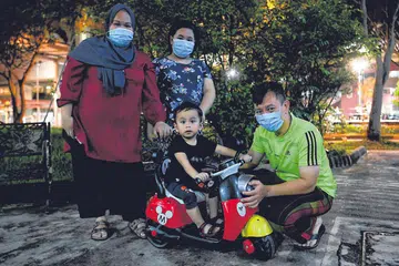 DEMI KELUARGA: Cik Noraishah Haizen dan suami, Encik Saffie Ahmat, sama-sama memperkasa diri dengan ilmu untuk merubah nasib keluarga. Selain itu, mereka sering beriadah dengan cahaya mata mereka, Nur Quraisyah, 10 tahun, dan Shaquille Rafif, empat tahun. - Foto BH oleh KHALID BABA