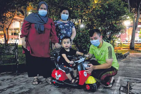 DEMI KELUARGA: Cik Noraishah Haizen dan suami, Encik Saffie Ahmat, sama-sama memperkasa diri dengan ilmu untuk merubah nasib keluarga. Selain itu, mereka sering beriadah dengan cahaya mata mereka, Nur Quraisyah, 10 tahun, dan Shaquille Rafif, empat tahun. - Foto BH oleh KHALID BABA