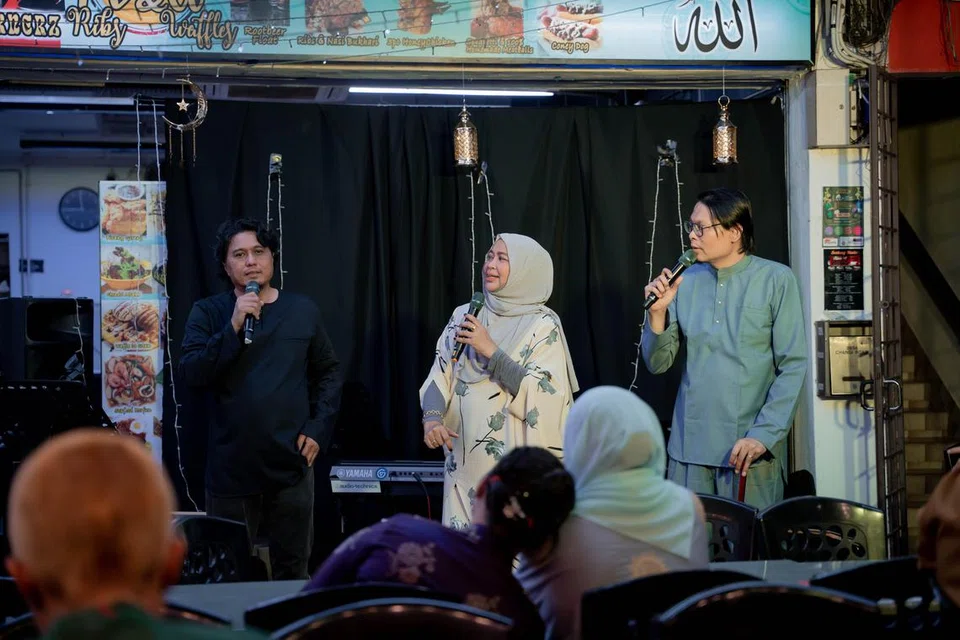 Kafe R&W Bikerz Cornerz menjadi tuan rumah bagi acara, Dasyat Giler Beraya, yang diusahakan oleh pemilik kafe dan pengarah CMX International, Encik Sham A. Wahab (kiri), dengan rakan seni, pelakon Norsiah Ramly (tengah) dan pemuzik Olly Maguire.