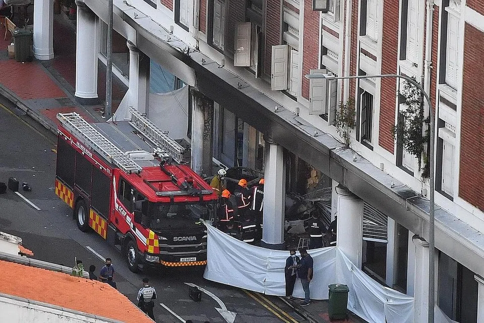 NAHAS NGERI: Pegawai SCDF dilihat di tempat kejadian di mana satu kemalangan ngeri melibatkan sebuah kereta BMW telah menyebabkan lima orang terkorban dan seorang lagi dikejarkan ke hospital. - Foto BM oleh CHONG JUN LIANG