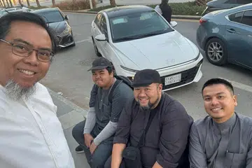 Encik Norazlan Ibrahim (kiri) bersyukur mempunyai kenalan dalam kalangan satu masyarakat kecil yang terdiri daripada warga Singapura dan Malaysia untuk menemani dirinya yang berjauhan daripada keluarga.