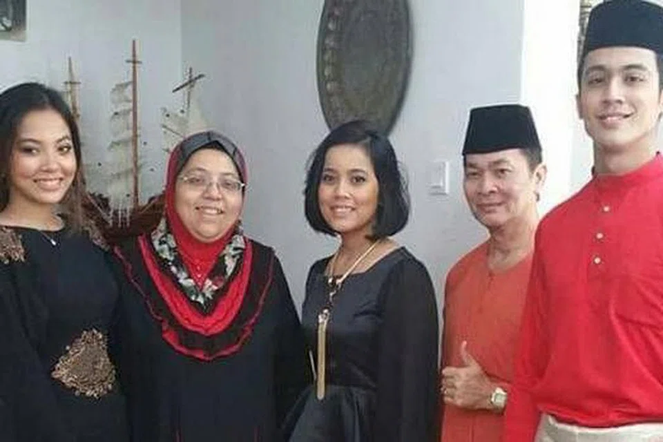 HARMONI SEKELUARGA: Walau bermacam pandangan negatif dilemparkan kepada keluarganya. Cik Siti Hafiza (dua dari kiri) bersama suami, Encik Aziz Sapdan (dua dari kanan), dan anak-anak mereka, Aisyah (kiri), Nur 'Ain dan Aliff, tetap gembira kerana hubungan keluarga mereka tetap utuh. - Foto ihsan SITI HAFIZA SHEIKH MOHAMAD