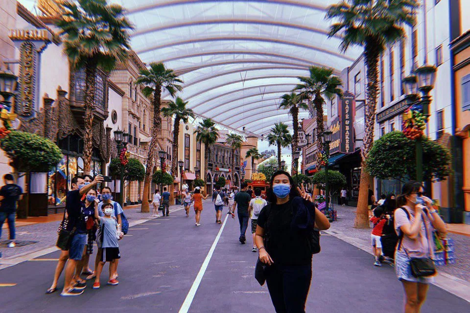SERONOK NAIK ROLLERCOASTER: Wartawan Zulaiqah Abdul Rahim di taman bertema Universial Studio Singapore, antara kegiatan yang disediakan dalam pakej cuti inap di Resorts World Sentosa. - Foto BH oleh ZULAIQAH ABDUL RAHIM