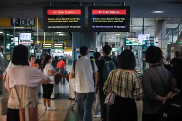 Gangguan perkhidmatan Laluan Timur-Barat telah menjejas lebih 2.1 juta penumpang dalam tempoh enam hari. Ia berlaku disebabkan oleh kereta api rosak yang mengakibatkan kerosakan teruk pada landasan, melumpuhkan perkhidmatan antara stesen Jurong East dengan Buona Vista.