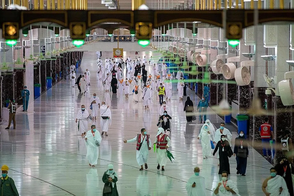 LAKSANA IBADAH: Hanya 60,000 jemaah - warga dan penduduk di Arab Saudi - perlu melalui undian sebelum dipilih menunaikan ibadah haji. - Foto REUTERS