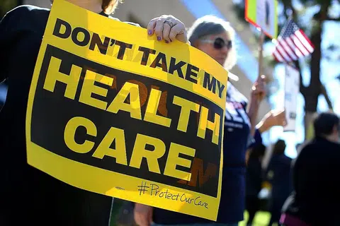 BANTAHAN PELAN INSURANS BARU: Penunjuk perasaan yang membantah tindakan menarik balik pelan insurans Obamacare mengadakan bantahan di luar pejabat ahli kongres Republikan, Encik Darryl Issa, di Vista, California, semalam. - Foto REUTERS