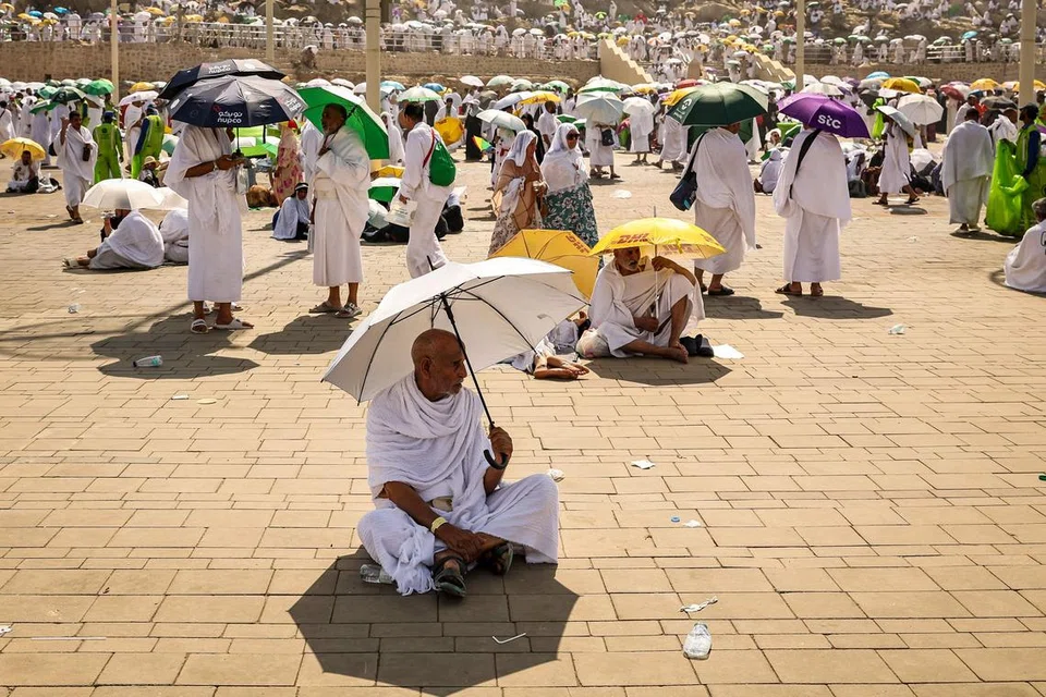 Jemaah haji menggunakan payung untuk melindungi diri dari bahang matahari ketika berada di Arafah, juga dikenali sebagai Jabal al-Rahma atau Gunung Rahmat, semasa ibadah haji pada 15 Jun 2024.