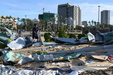 Seorang lelaki mengutip serpihan runtuhan di Quy Nhon, wilayah Gia Lai di Vietnam tengah pada 7 November 2025, selepas Taufan Kalmaegi melanda kawasan itu. Taufan Kalmaegi melintasi Vietnam pada 7 November sebelum melemah menjadi ribut tropika selepas meragut sekurang-kurangnya 188 nyawa di Filipina. 