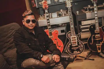 ENGGAN SIA-SIAKAN PELUANG: Aizad Salleh syukuri rezeki yang datang dengan peluang merakam lagu pertama 'Senyum Dalam Redha' yang membuka pintu buatnya perkasa vokal dalam karya akan datang. - Foto BH oleh NUR DIYANA TAHA