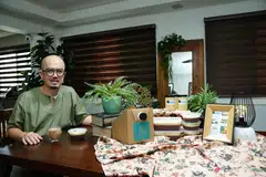 Sejak diberhentikan kerja pada November 2024, Encik Mohamed Ridzal Mohamed Noor mengusahakan perniagaan dari rumah (HBB), Attap Flavors, secara sepenuh masa untuk memenuhi permintaan mereka yang sukakan gabungan pencuci mulut tradisional, pulut hitam dan pengat durian.