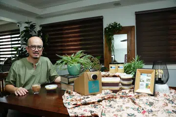 Sejak diberhentikan kerja pada November 2024, Encik Mohamed Ridzal Mohamed Noor mengusahakan perniagaan dari rumah (HBB), Attap Flavors, secara sepenuh masa untuk memenuhi permintaan mereka yang sukakan gabungan pencuci mulut tradisional, pulut hitam dan pengat durian.