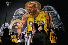 BERI PENGHARGAAN: Los Angeles Lakers, memberi penghargaan kepada Kobe Bryant setelah pasukan tersebut berjaya memenangi piala NBA pertamanya dalam sedekad. - Foto AFP